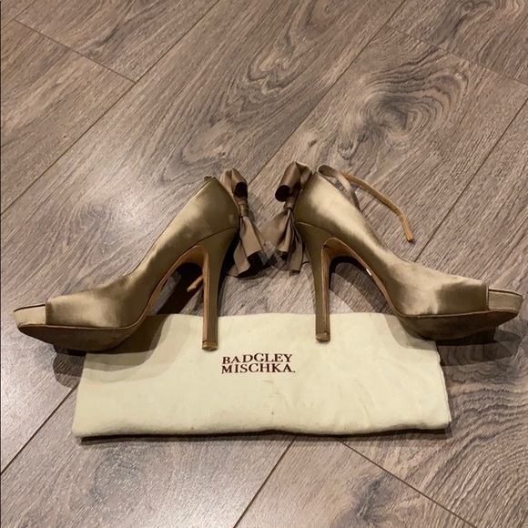 Badgley Mischka Zakia satin bow pumps - Picture 2 of 4